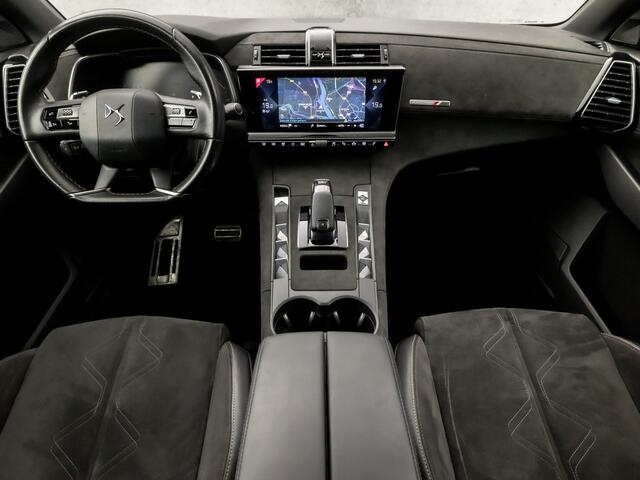 DS DS 7 Crossback 1.6 PureTech Performance Line 181Pk Automaat (APPLE CARPLAY, GROOT NAVI, LEDER/ALCANTARA, STOELVERWARMING, SPORTSTOELEN, 360 CAMERA, LED KOPLAMPEN, ZWART HEMEL, NIEUWE APK, NIEUWSTAAT)