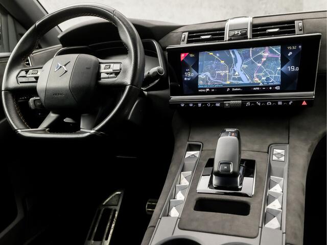 DS DS 7 Crossback 1.6 PureTech Performance Line 181Pk Automaat (APPLE CARPLAY, GROOT NAVI, LEDER/ALCANTARA, STOELVERWARMING, SPORTSTOELEN, 360 CAMERA, LED KOPLAMPEN, ZWART HEMEL, NIEUWE APK, NIEUWSTAAT)