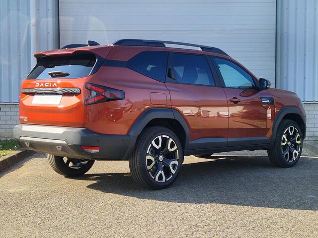 Dacia Bigster Full Hybrid 155pk Launch Edition / Panorama dak / Adaptieve Cruise Control / Elektrisch bedienbare Achterklep / Voorruitverwarming / Verwarmbare voorstoelen / Stuurwielverwarming / Navigatie af fabriek / 360 Graden(Rondomzicht)-camera / Apple Carplay & Android Auto / 19" Lichtmetalen Velgen / Levertijd I.O. /