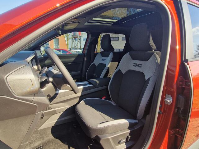 Dacia Bigster Full Hybrid 155pk Launch Edition / Panorama dak / Adaptieve Cruise Control / Elektrisch bedienbare Achterklep / Voorruitverwarming / Verwarmbare voorstoelen / Stuurwielverwarming / Navigatie af fabriek / 360 Graden(Rondomzicht)-camera / Apple Carplay & Android Auto / 19" Lichtmetalen Velgen / Levertijd I.O. /