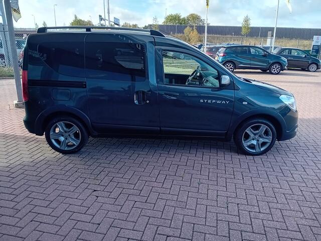 Dacia DOKKER 1.6 SCe Stepway, Airco, Multimediasysteem, Navigatie, Cruise control, Bluetooth, Parkeersensoren, Camera, Elektrische ramen en spiegels, Winter en zomer set, Nette auto, BOVAG