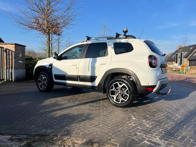 Dacia DUSTER 1.6 SCe Prestige | Uniek | Grijs Kenteken | 4X4 | Camera | Trekhaak | Stoelverwarming |
