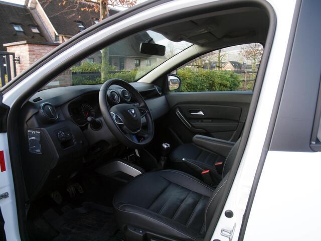 Dacia DUSTER 1.6 SCe Prestige | Unieke bedrijfswagen | 4X4 | Camera | Trekhaak | Stoelverwarming |