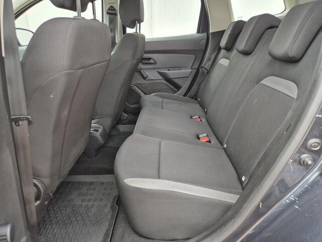 Dacia DUSTER 1.0 TCe 100 Essential Handgeschakeld / Stoelverwarming / Cruise control / Lichtmetalen wielen 16" / Elektrische ramen voor /