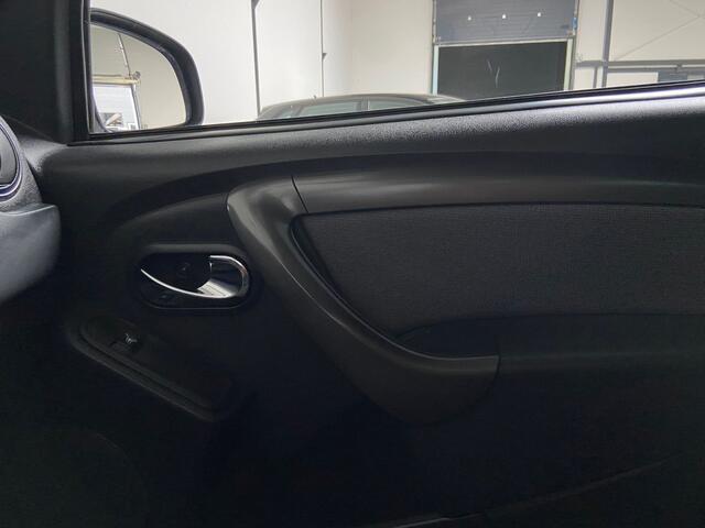 Dacia DUSTER 1.2 TCe 4x2 Prestige. Navi. Pano!