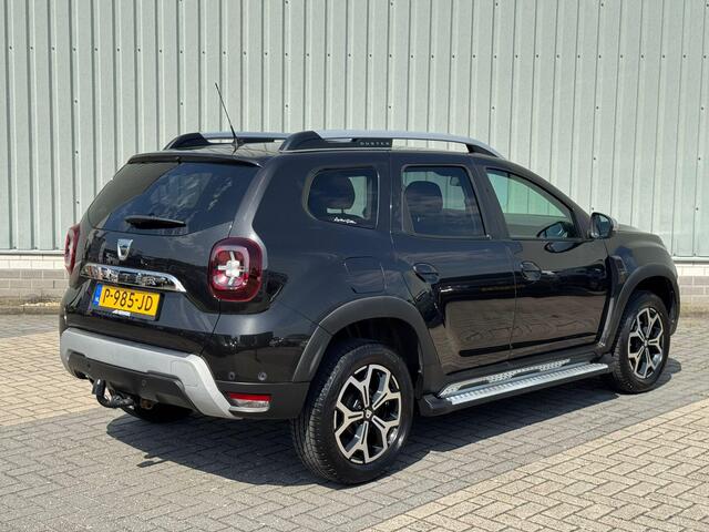 Dacia DUSTER 1.3 TCe Tech Road / Trekhaak 1.500 KG Trekgewicht / Onderhoudshistorie Bekend / Parkeersensoren Voor + Achter / Climate Control / Treeplanken / Bullbar / Cruise Control / Stoelverwarming / Navigatie / Bluetooth / Camera /