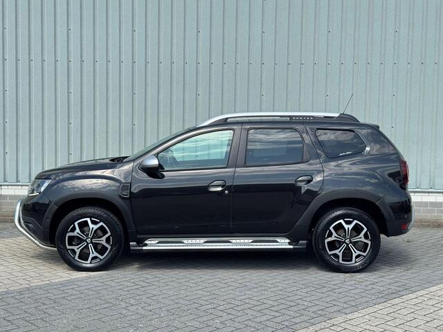 Dacia DUSTER 1.3 TCe Tech Road / Trekhaak 1.500 KG Trekgewicht / Onderhoudshistorie Bekend / Parkeersensoren Voor + Achter / Climate Control / Treeplanken / Bullbar / Cruise Control / Stoelverwarming / Navigatie / Bluetooth / Camera /