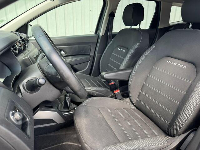 Dacia DUSTER 1.3 TCe Tech Road / Trekhaak 1.500 KG Trekgewicht / Onderhoudshistorie Bekend / Parkeersensoren Voor + Achter / Climate Control / Treeplanken / Bullbar / Cruise Control / Stoelverwarming / Navigatie / Bluetooth / Camera /