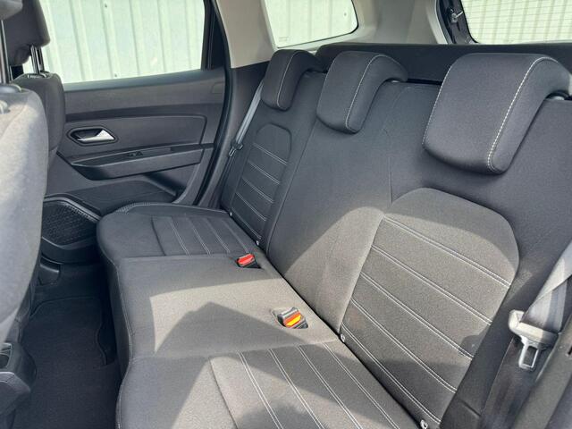 Dacia DUSTER 1.3 TCe Tech Road / Trekhaak 1.500 KG Trekgewicht / Onderhoudshistorie Bekend / Parkeersensoren Voor + Achter / Climate Control / Treeplanken / Bullbar / Cruise Control / Stoelverwarming / Navigatie / Bluetooth / Camera /