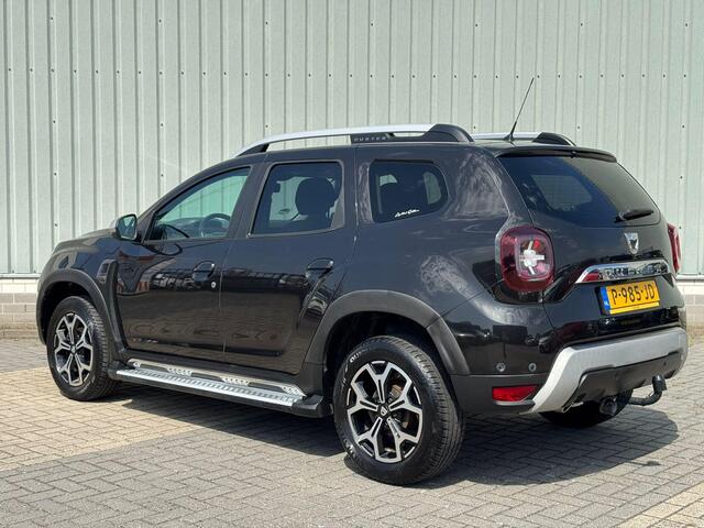 Dacia DUSTER 1.3 TCe Tech Road / Trekhaak 1.500 KG Trekgewicht / Onderhoudshistorie Bekend / Parkeersensoren Voor + Achter / Climate Control / Treeplanken / Bullbar / Cruise Control / Stoelverwarming / Navigatie / Bluetooth / Camera /