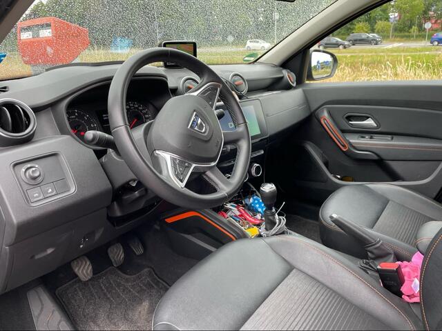 Dacia DUSTER 1.0 TCe 100 Bi-Fuel Journey / Full option! / Trekhaak / Camera / Half leder / 17'' / Keyless / Navigatie / DAB / Stoelverwarming / Cruise Control