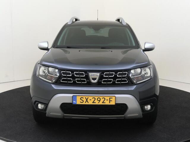 Dacia DUSTER 1.2 TCe Prestige | All-Seasonbanden | Camera | Blind Spot Warning | PDC Achter | Cruise Control & Snelheidsbegrenzer | Automatische Verlichting | 17" LMV | Privacy Glass | Apple Carplay & Android Auto
