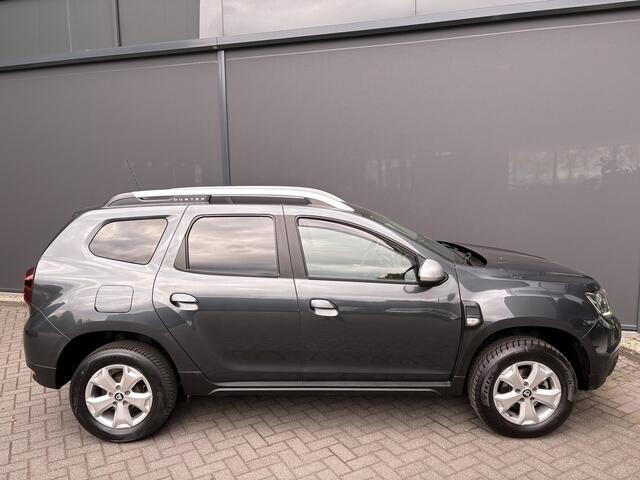 Dacia DUSTER 1.2 TCe Comfort Achteruitrijcamera - Airco - Navigatie - Trekhaak - Cruise control - Dakrails - Radio - Mistlampen voor - Start/stop systeem - Led verlichting - Elektrische ramen - Stuur multifunctioneel - Centrale vergrendeling met afstandsbediening - Bluetooth