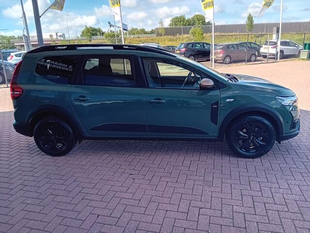 Dacia Jogger 1.6 Hybrid 140 Extreme 7p Automaat Dealer demo model, Airco(automatisch), Carplay/Android auto, Navigatie, Bluetooth, Cruise control, Parkeersensoren, Camera, Stoelverwarming, Keyless, Elektrische ramen en spiegels, Dode hoek detector, Digitaal instrument