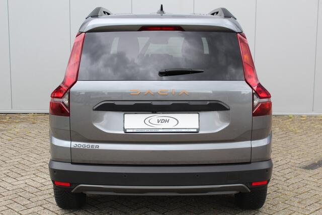 Dacia Jogger 1.0-110pk TCe 110 Extreme+ 7-zitter ! Zeer nette en erg praktische Dacia ! Autm. airco, metallic lak, stoelverwarming, LM wielen+all season banden, cruise control, pdc v+a, dodehoek assistent, camera, navigatie, telefoonvoorb., etc.