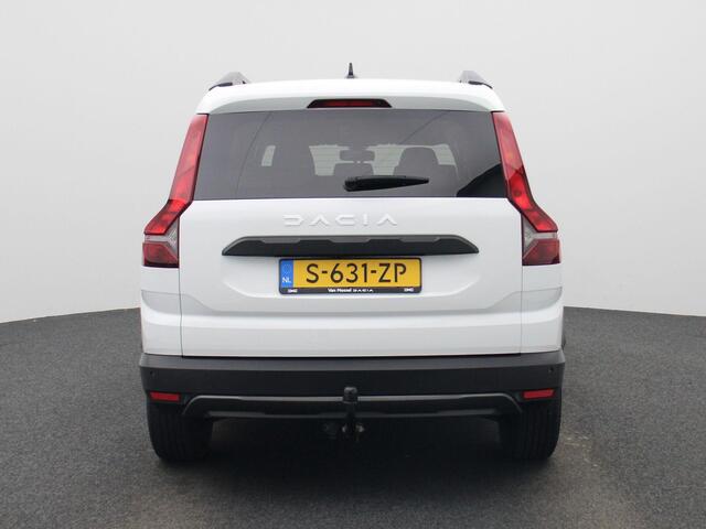 Dacia Jogger 1.0 TCe 110Pk Extreme 7p. | Navigatie | Climate Control | Cruise Control | Trekhaak | Apple Carplay/Android Auto | Parkeersensoren Voor & Achter met Camera | Blind Spot Warning | Privacy Glass | Lichtmetalen Velgen | Keyless Start & Go | Stoelverwarming |