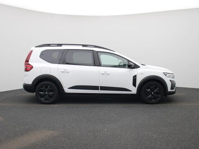 Dacia Jogger 1.0 TCe 110Pk Extreme 7p. | Navigatie | Climate Control | Cruise Control | Trekhaak | Apple Carplay/Android Auto | Parkeersensoren Voor & Achter met Camera | Blind Spot Warning | Privacy Glass | Lichtmetalen Velgen | Keyless Start & Go | Stoelverwarming |