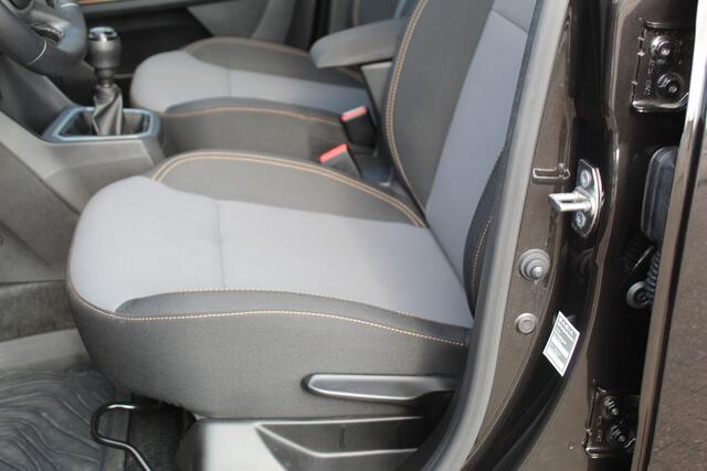 Dacia Jogger 1.0-110pk TCe 110 Extreme+ 7 persoons Zeer nette en erg praktische Dacia ! Autm. airco, metallic lak, stoelverwarming, LM wielen+all season banden, cruise control, pdc v+a, dodehoek assistent, camera, navigatie, telefoonvoorb., etc.