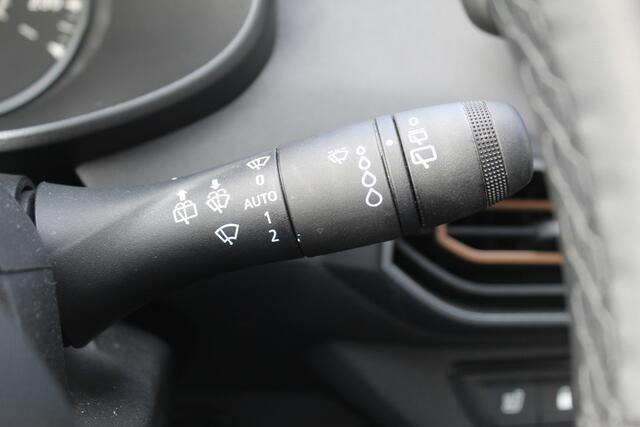 Dacia Jogger 1.0-110pk TCe 110 Extreme+ 7 persoons Zeer nette en erg praktische Dacia ! Autm. airco, metallic lak, stoelverwarming, LM wielen+all season banden, cruise control, pdc v+a, dodehoek assistent, camera, navigatie, telefoonvoorb., etc.