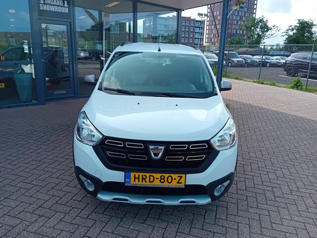 Dacia LODGY 1.6 SCe 7p. Stepway, Airco, Multimediasysteem, Navigatie, Camera, Parkeersensoren, Cruise control, Elektrische ramen en spiegels, Trekhaak, Nette auto, Goed onderhouden, BOVAG