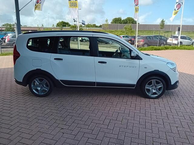 Dacia LODGY 1.6 SCe 7p. Stepway, Airco, Multimediasysteem, Navigatie, Camera, Parkeersensoren, Cruise control, Elektrische ramen en spiegels, Trekhaak, Nette auto, Goed onderhouden, BOVAG