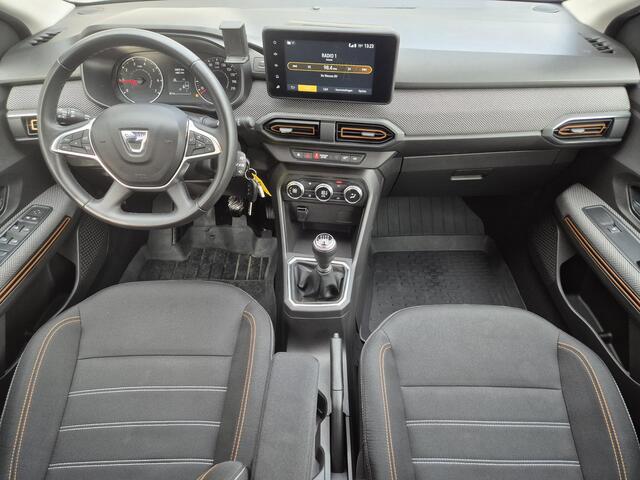 Dacia SANDERO Stepway 1.0 TCe 90 Comfort Handgeschakeld / Navigatie via Apple Carplay of Android Auto / Cruise control / Parkeersensoren achter / Climate control /