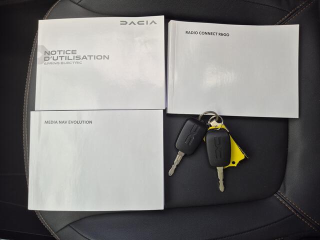 Dacia Spring Extreme 27 kWh Automaat / Apple Carplay Android Auto / Airco / Achteruitrijcamera / Cruise control / Parkeersensoren achter / Navigatie / Elektrische ramen voor / Lederen bekleding /