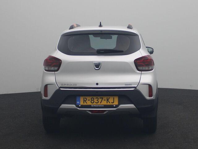 Dacia Spring Comfort Plus 27 kWh | DC Lader max 30 kW | Haaievin antenne | Airco | Navigatie | Sensoren v+a en achteruitrijcamera | extra getinte ruiten | Metaalkleur |