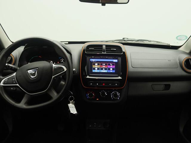 Dacia Spring Comfort Plus 27 kWh | DC Lader max 30 kW | Haaievin antenne | Airco | Navigatie | Sensoren v+a en achteruitrijcamera | extra getinte ruiten | Metaalkleur |