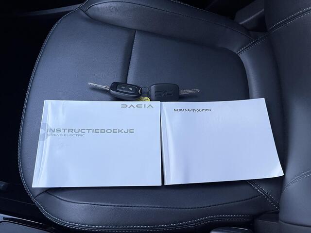 Dacia Spring Expression 27 kWh Automaat / Fabrieksgarantie tot 09-2026 < 100.000 km / Accu SoH 94 % / CCS snel laden / WLTP 230 km, stad 314 km / Navigatie / Leder / Camera / Apple Carplay Android /