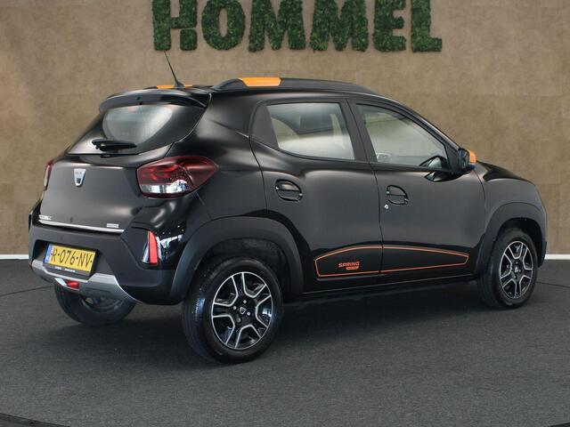 Dacia Spring Comfort Plus 27 kWh SOH 93% !!! - ORIGINEEL NEDERLANDSE AUTO - AFKOMSTIG VAN 1E EIGENAAR - NAVIGATIE - CAMERA - AIRCO - 2 LAADKABELS - RESERVEWIEL - PARKEERSENSOREN ACHTER - DAKRAILS - 4 X ELEKTRISCHE RAMEN - DUNLOP 4 SEIZOENENBANDEN