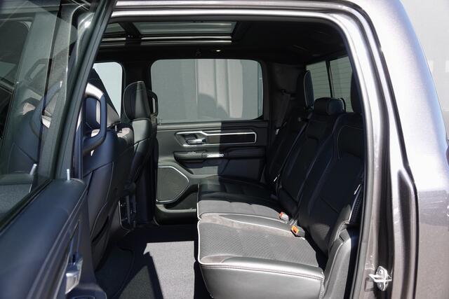 Dodge 1500 Ram 5.7 HEMI V8 401Pk 4x4 Crew Cab | Laramie | Night Pakket | Luchtvering | 360° Camera | Head-Up Display | Panoramadak | 22''