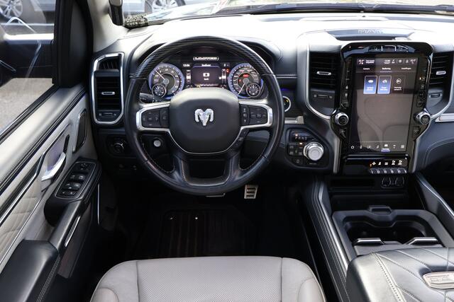 Dodge 1500 RAM 5.7 V8 4x4 l Crew Cab Limited 10th anniversary l LPG l Panoramadak l Head- Up l Trekhaak l LED l 360 Camera l Harman Kardon l Stoelverwarming I V + A I Wegklapbare treeplanken l Airco l Verwarmd stuurwiel Lederen bekleding I Zeer compleet! I