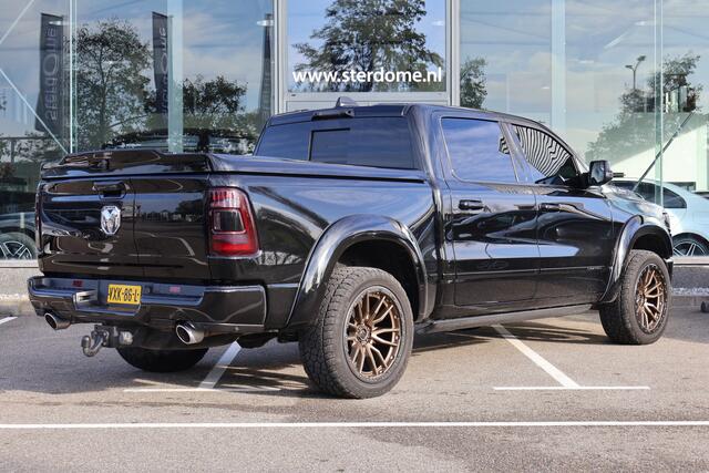 Dodge 1500 RAM 5.7 V8 4x4 l Crew Cab Limited 10th anniversary l LPG l Panoramadak l Head- Up l Trekhaak l LED l 360 Camera l Harman Kardon l Stoelverwarming I V + A I Wegklapbare treeplanken l Airco l Verwarmd stuurwiel Lederen bekleding I Zeer compleet! I