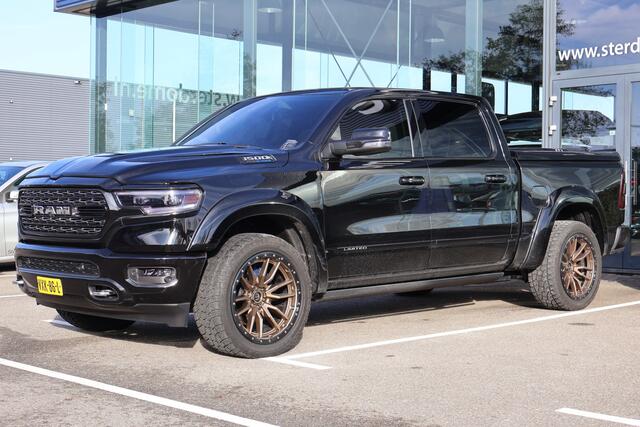 Dodge 1500 RAM 5.7 V8 4x4 l Crew Cab Limited 10th anniversary l LPG l Panoramadak l Head- Up l Trekhaak l LED l 360 Camera l Harman Kardon l Stoelverwarming I V + A I Wegklapbare treeplanken l Airco l Verwarmd stuurwiel Lederen bekleding I Zeer compleet! I