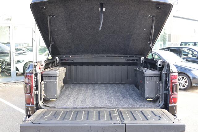 Dodge 1500 RAM 5.7 V8 4x4 l Crew Cab Limited 10th anniversary l LPG l Panoramadak l Head- Up l Trekhaak l LED l 360 Camera l Harman Kardon l Stoelverwarming I V + A I Wegklapbare treeplanken l Airco l Verwarmd stuurwiel Lederen bekleding I Zeer compleet! I