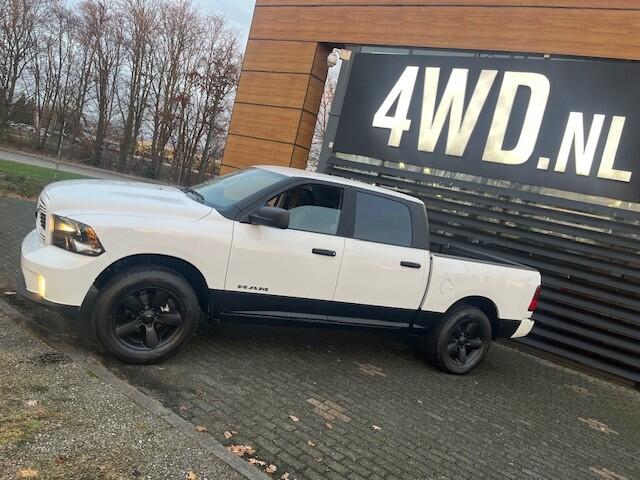 Dodge 1500 Ram 5.7 V8 4x4 Crew Cab 6 PERS CLASSIC/ NAP 297 KM / SHOWROOM DEMO AUTO ¤ 51.900 EXCL Onze SHOWROOM demo auto met slechts 297 km in nieuwstaat nu leverbaar inclusief trekhaak PRING GAS installatie , BLACK PACK , inruil mogelijk