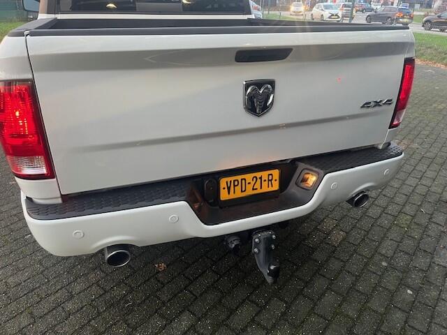 Dodge 1500 Ram 5.7 V8 4x4 Crew Cab 6 PERS CLASSIC/ NAP 297 KM / SHOWROOM DEMO AUTO ¤ 51.900 EXCL Onze SHOWROOM demo auto met slechts 297 km in nieuwstaat nu leverbaar inclusief trekhaak PRING GAS installatie , BLACK PACK , inruil mogelijk