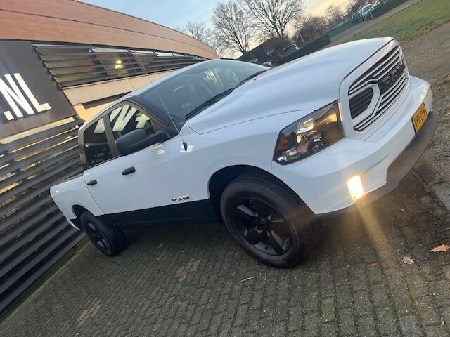 Dodge 1500 Ram 5.7 V8 4x4 Crew Cab 6 PERS CLASSIC/ NAP 297 KM / SHOWROOM DEMO AUTO ¤ 51.900 EXCL Onze SHOWROOM demo auto met slechts 297 km in nieuwstaat nu leverbaar inclusief trekhaak PRING GAS installatie , BLACK PACK , inruil mogelijk