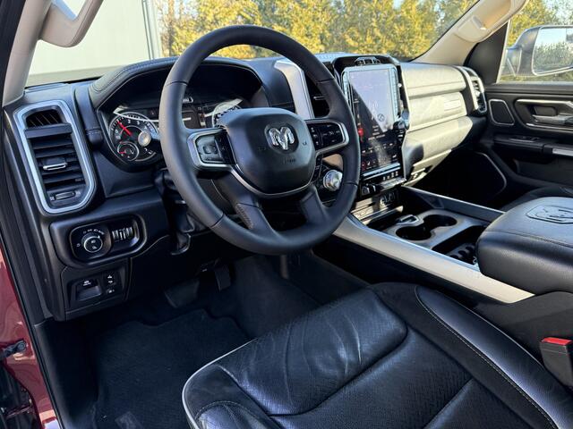 Dodge 1500 Ram 5.7 V8 LARAMIE / LPG / TREKHAAK 3.5T / ADAPTIVE CRUISE / CAMERA / PANO / 12 INCH SCREEN / DELMONICO RED