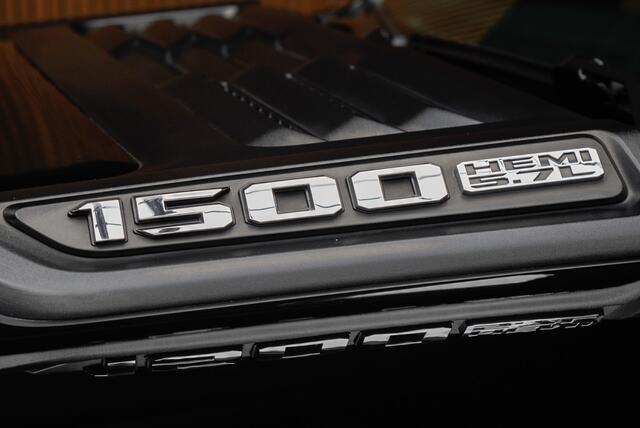 Dodge 1500 Ram 5.7 V8 4x4 Crew Cab Laramie Panodak Harman K. Leer Navi Alpine Stoelventilatie Camera Stoelverwarming voor en achter LPG onderbouw LED Elektr. verstelb. pedalen Trekhaak Elektr. in en uitklapbare sidesteps Luchtvering BTW autto