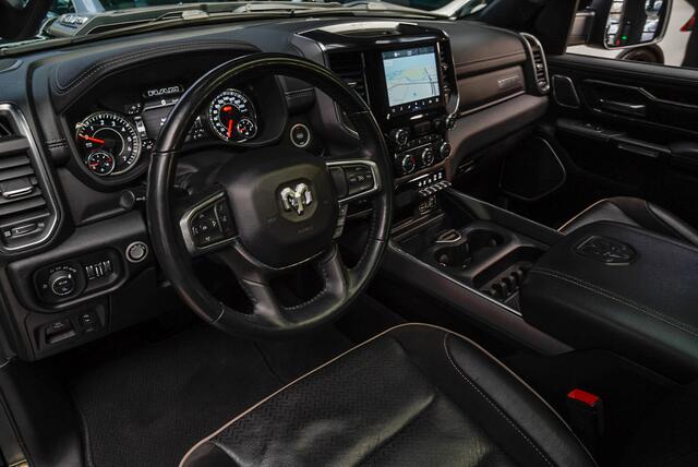 Dodge 1500 Ram 5.7 V8 4x4 Crew Cab Laramie Panodak Harman K. Leer Navi Alpine Stoelventilatie Camera Stoelverwarming voor en achter LPG onderbouw LED Elektr. verstelb. pedalen Trekhaak Elektr. in en uitklapbare sidesteps Luchtvering BTW autto