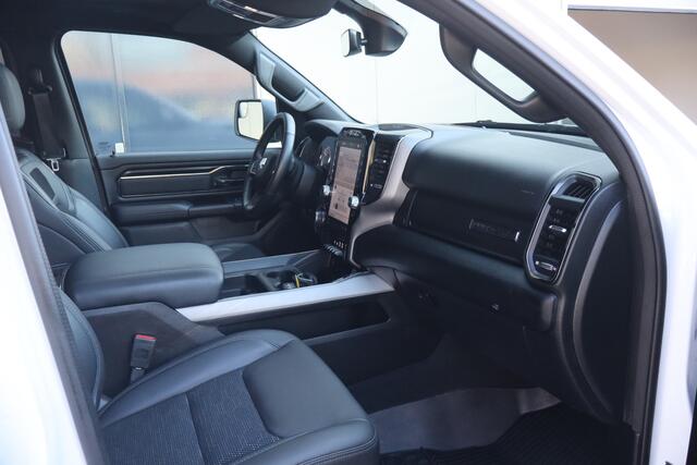 Dodge 1500 Ram 5.7 V8 4x4 Crew Cab Big Horn - NL- Auto!! Stoel+stuurverw I Pano I Guerrilla Bypass