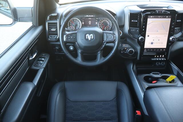 Dodge 1500 Ram 5.7 V8 4x4 Crew Cab Big Horn - NL- Auto!! Stoel+stuurverw I Pano I Guerrilla Bypass