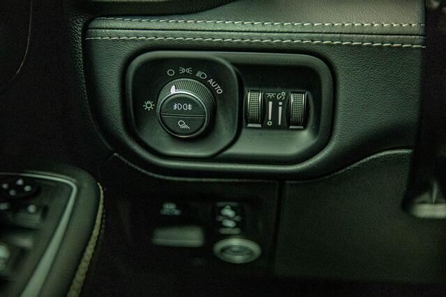 Dodge 1500 Ram 5.7 V8 4x4 Crew Cab Limited | LPG | Lucht vering | Stoel verwarming/verkoeling | Pano |