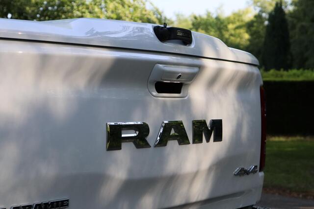 Dodge 1500 Ram 5.7 V8 4x4 Crew Cab Laramie Sport 2024 NAP | 1e eigenaar | Panorama dak | Elektrische lederen stoelen met memory | Alpine Audi | Android auto | LPG | Stoelverwarming + verkoeling | Trekhaak | Camera | Carplay | | Navigatie | Cruise control | Lichtmeta