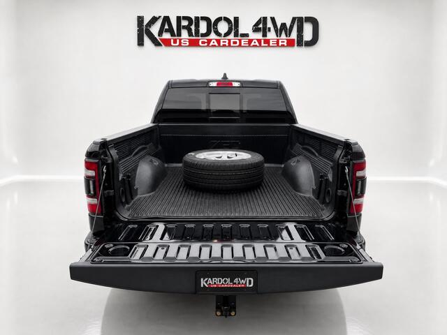Dodge 1500 Ram Laramie Night Edition Modeljaar "24 | BOMVOL!| Panoramadak elect. | Luchtvering | Virtual cockpit | Adaptive cruise | Geheel rijklaar incl. LPG &Trekhaak| | Nieuwe Auto incl. LPG | Geheel rijklaarprijs |