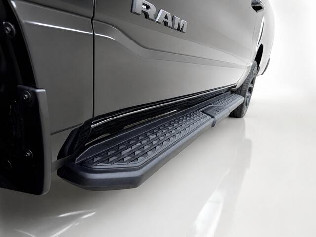 Dodge 1500 Ram Laramie Night Edition Modeljaar "24 | BOMVOL!| Panoramadak elect. | Luchtvering | Virtual cockpit | Adaptive cruise | Geheel rijklaar incl. LPG &Trekhaak| | Nieuwe Auto incl. LPG | Geheel rijklaarprijs |