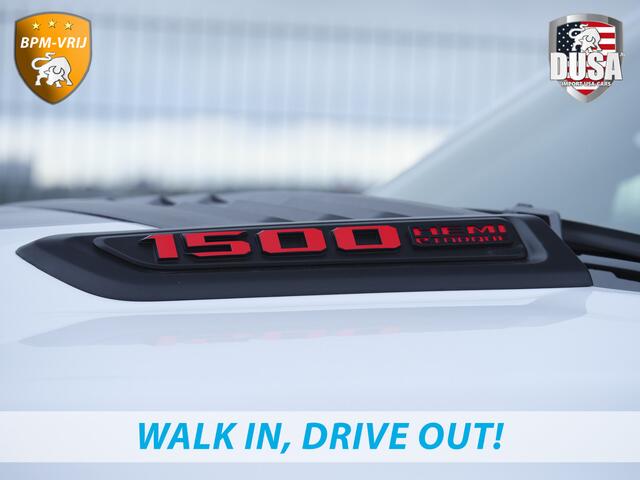 Dodge 1500 RAM | Limited | 5.7 V8 | HEMI | Night Edition | Panorama dak | Luchtvering | BPM-VRIJ | Bright white Getoonde accessoires zijn verkrijgbaar tegen meerprijs
