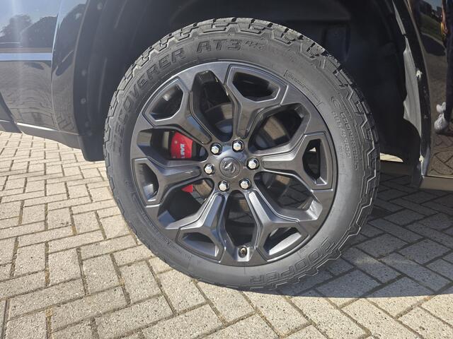Dodge 1500 Ram 5.7 V8 4x4 Crew Cab Laramie uitlaatklep | adapt cruise | pano